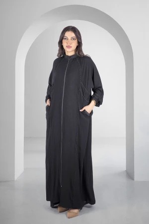 عباية سوداء أنيقة سحاب أمامي بياقة عالية خطوط طولية مخططة بالابيض وجيوب امامية واكمام مطاط مع طرحة سادة 