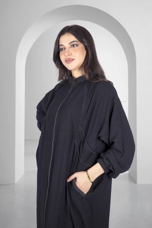 عباية سوداء أنيقة سحاب أمامي بياقة عالية خطوط طولية مخططة بالابيض وجيوب امامية واكمام مطاط مع طرحة سادة 