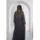 عباية سوداء أنيقة سحاب أمامي بياقة عالية خطوط طولية مخططة بالابيض وجيوب امامية واكمام مطاط مع طرحة سادة