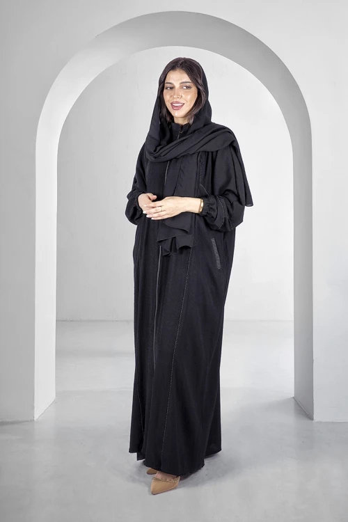 عباية سوداء أنيقة سحاب أمامي بياقة عالية خطوط طولية مخططة بالابيض وجيوب امامية واكمام مطاط مع طرحة سادة