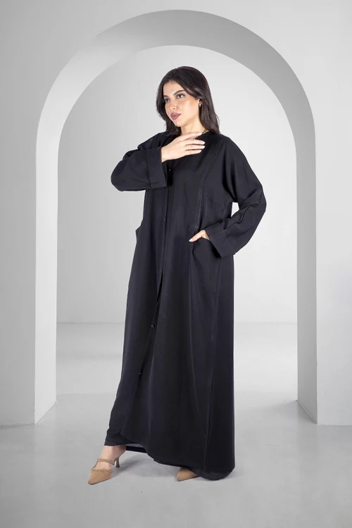 عباية سوداء سادة أنيقة أزرار قفل أمامية وجيوب من الامام مع طرحة سادة