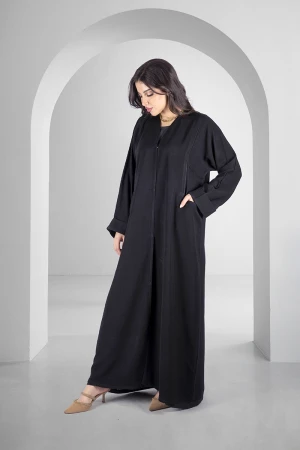 عباية سوداء سادة أنيقة أزرار قفل أمامية وجيوب من الامام مع طرحة سادة 