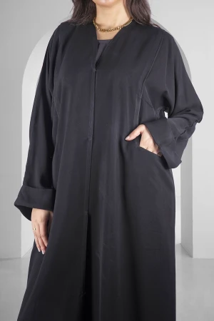 عباية سوداء سادة أنيقة أزرار قفل أمامية وجيوب من الامام مع طرحة سادة 