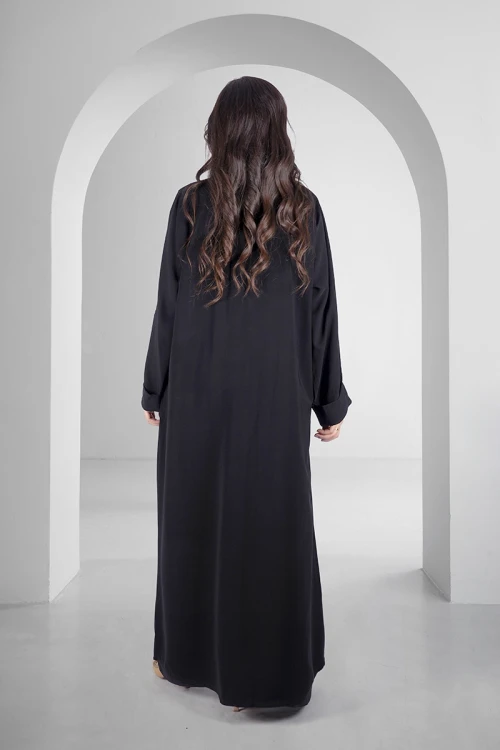 عباية سوداء سادة أنيقة أزرار قفل أمامية وجيوب من الامام مع طرحة سادة