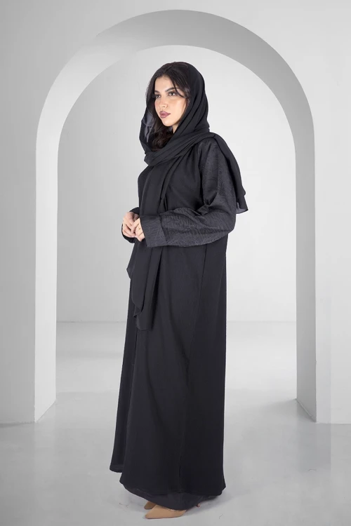 عباية سوداء سادة بأكمام أنيقة مشجرة أزرار قفل أمامية مع طرحة سادة