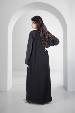 عباية سوداء سادة بأكمام أنيقة مشجرة أزرار قفل أمامية مع طرحة سادة