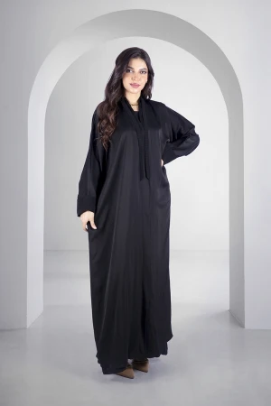 عباية سوداء أنيقة قماش صالونا كوري أزرار قفل أمامية بقماش خطوط طولية مثني من الصدر والأكمام مع طرحة سادة