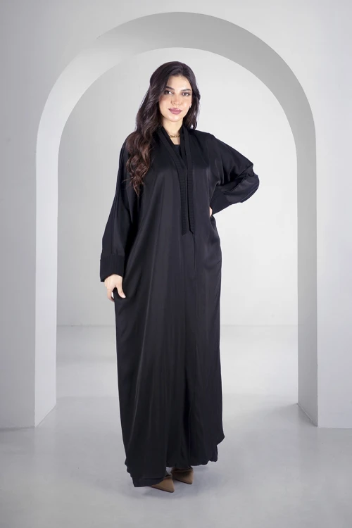 عباية سوداء أنيقة قماش صالونا كوري أزرار قفل أمامية بقماش خطوط طولية مثني من الصدر والأكمام مع طرحة سادة