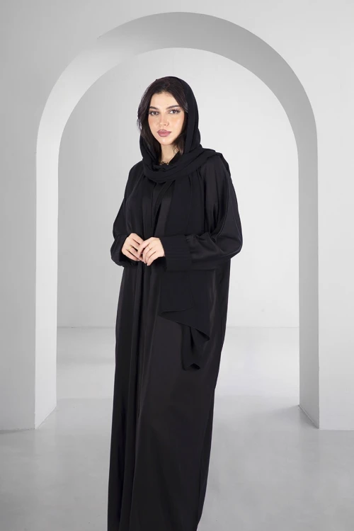 عباية سوداء أنيقة قماش صالونا كوري أزرار قفل أمامية بقماش خطوط طولية مثني من الصدر والأكمام مع طرحة سادة