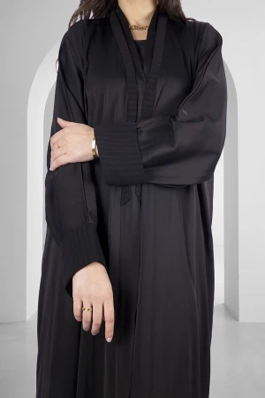 عباية سوداء أنيقة قماش صالونا كوري أزرار قفل أمامية بقماش خطوط طولية مثني من الصدر والأكمام مع طرحة سادة