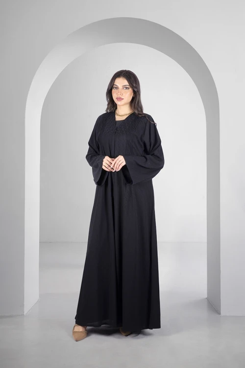 عباية سوداء أنيقة قماش يورو فايل كوري أزرار قفل أمامية قماش شكل مربعات بخطوط طولية من الامام والخلف مع طرحة سادة