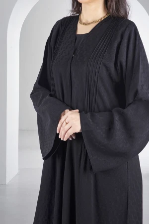 عباية سوداء أنيقة قماش يورو فايل كوري أزرار قفل أمامية قماش شكل مربعات بخطوط طولية من الامام والخلف مع طرحة سادة 