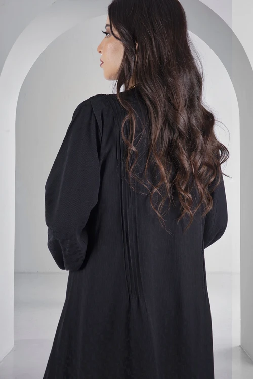 عباية سوداء أنيقة قماش يورو فايل كوري أزرار قفل أمامية قماش شكل مربعات بخطوط طولية من الامام والخلف مع طرحة سادة