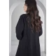 عباية سوداء أنيقة قماش يورو فايل كوري أزرار قفل أمامية قماش شكل مربعات بخطوط طولية من الامام والخلف مع طرحة سادة