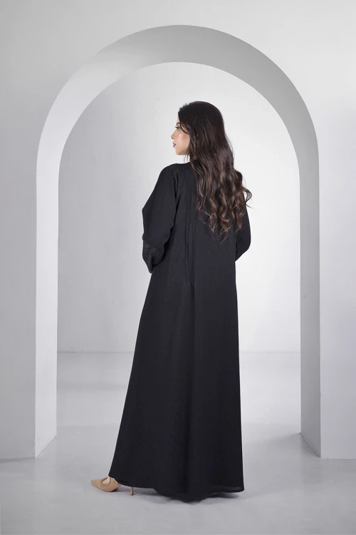 عباية سوداء أنيقة قماش يورو فايل كوري أزرار قفل أمامية قماش شكل مربعات بخطوط طولية من الامام والخلف مع طرحة سادة