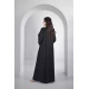 عباية سوداء أنيقة قماش يورو فايل كوري أزرار قفل أمامية قماش شكل مربعات بخطوط طولية من الامام والخلف مع طرحة سادة