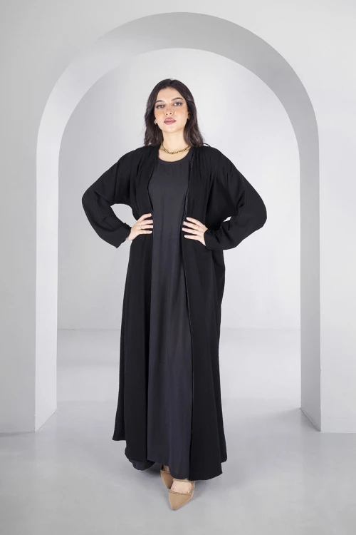 عباية سوداء انيقة وجهين دبل فيس مفتوحة من الامام وجه اسود سادة والوجه الاخر اسود مخطط بالابيض مع طرحة سادة