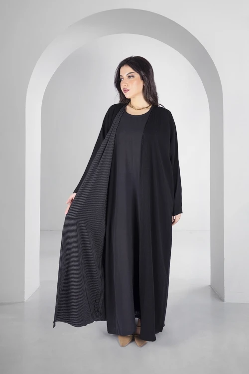 عباية سوداء انيقة وجهين دبل فيس مفتوحة من الامام وجه اسود سادة والوجه الاخر اسود مخطط بالابيض مع طرحة سادة