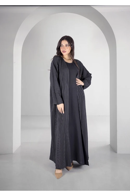 عباية سوداء انيقة وجهين دبل فيس مفتوحة من الامام وجه اسود سادة والوجه الاخر اسود مخطط بالابيض مع طرحة سادة