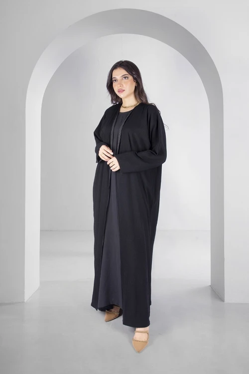 عباية سوداء انيقة وجهين دبل فيس مفتوحة من الامام وجه اسود سادة والوجه الاخر اسود مخطط بالابيض مع طرحة سادة