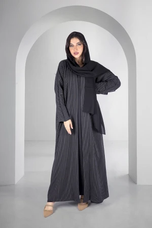 عباية سوداء انيقة وجهين دبل فيس مفتوحة من الامام وجه اسود سادة والوجه الاخر اسود مخطط بالابيض مع طرحة سادة 