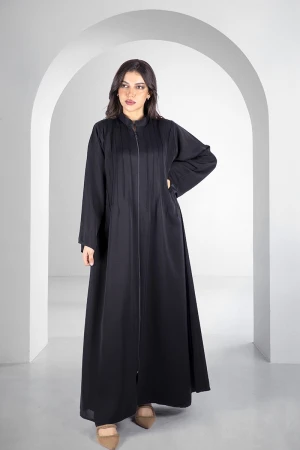 عباية سوداء أنيقة سحاب امامي كامل بياقة عالية وخطوط طولية من الامام والخلف مع طرحة سادة 