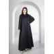 عباية سوداء أنيقة سحاب امامي كامل بياقة عالية وخطوط طولية من الامام والخلف مع طرحة سادة