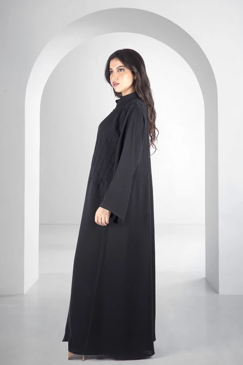 عباية سوداء أنيقة سحاب امامي كامل بياقة عالية وخطوط طولية من الامام والخلف مع طرحة سادة