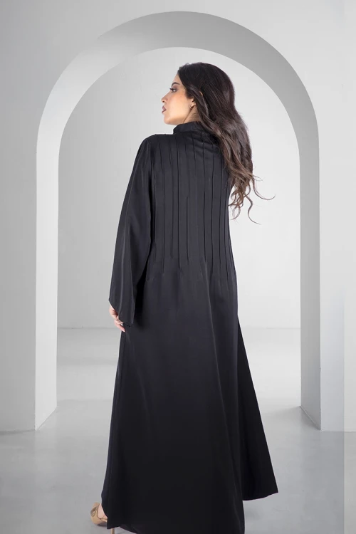 عباية سوداء أنيقة سحاب امامي كامل بياقة عالية وخطوط طولية من الامام والخلف مع طرحة سادة