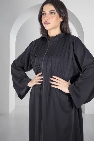 عباية سوداء أنيقة سحاب امامي كامل بياقة عالية وخطوط طولية من الامام والخلف مع طرحة سادة 
