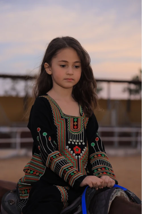 جلابية تراثية بناتي لون أسود  تطريز عسيري ونقوشات ملونة من الأمام والجوانب و الأكمام