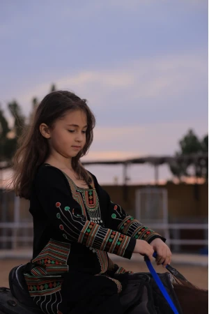 جلابية تراثية بناتي لون أسود  تطريز عسيري ونقوشات ملونة من الأمام والجوانب و الأكمام 