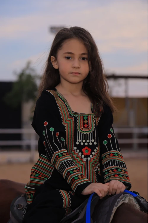 جلابية تراثية بناتي لون أسود  تطريز عسيري ونقوشات ملونة من الأمام والجوانب و الأكمام