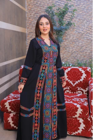 جلابية تراثية نسائي أنيقة لون أسود  بتطريز ونقوشات ملونة أكمام طويلة مزخرفة ورباط على الخصر و مفتوحة من الأسفل بقطعة متصلة 