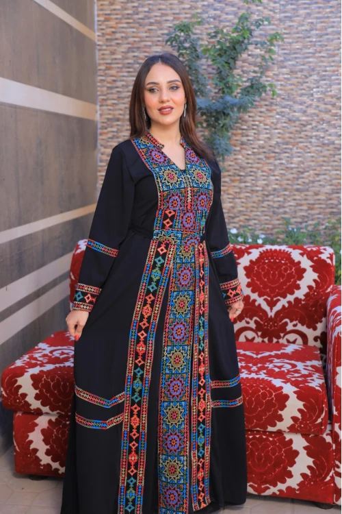 جلابية تراثية نسائي أنيقة لون أسود  بتطريز ونقوشات ملونة أكمام طويلة مزخرفة ورباط على الخصر و مفتوحة من الأسفل بقطعة متصلة