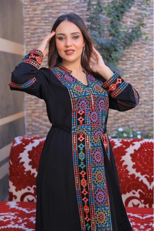 جلابية تراثية نسائي أنيقة لون أسود  بتطريز ونقوشات ملونة أكمام طويلة مزخرفة ورباط على الخصر و مفتوحة من الأسفل بقطعة متصلة