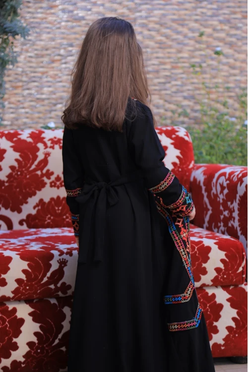 جلابية تراثية  بناتي أنيقة لون أسود  بتطريز ونقوشات ملونة أكمام طويلة مزخرفة ورباط على الخصر و مفتوحة من الأسفل بقطعة متصلة