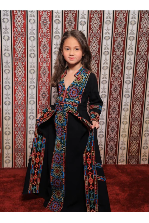 جلابية تراثية  بناتي أنيقة لون أسود  بتطريز ونقوشات ملونة أكمام طويلة مزخرفة ورباط على الخصر و مفتوحة من الأسفل بقطعة متصلة