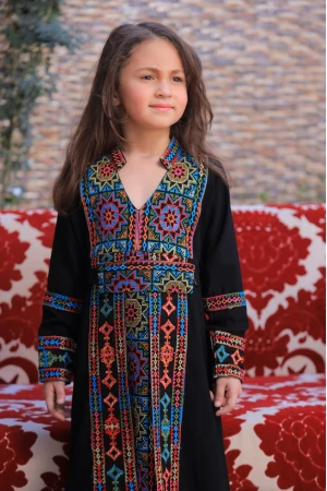 جلابية تراثية  بناتي أنيقة لون أسود  بتطريز ونقوشات ملونة أكمام طويلة مزخرفة ورباط على الخصر و مفتوحة من الأسفل بقطعة متصلة 