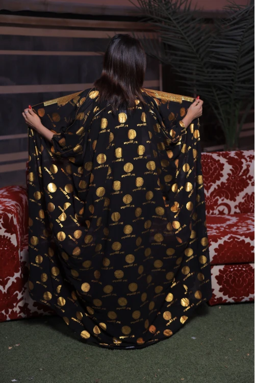 مشلح يوم التأسيس نسائي قماش شيفون لون أسود مفتوح برباط من الصدر بطباعة شعار وعبارة يوم التأسيس باللون الذهبي