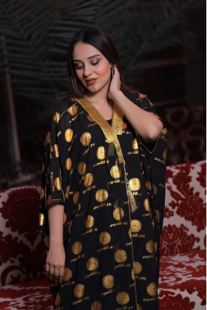 مشلح يوم التأسيس نسائي قماش شيفون لون أسود مفتوح برباط من الصدر بطباعة شعار وعبارة يوم التأسيس باللون الذهبي 