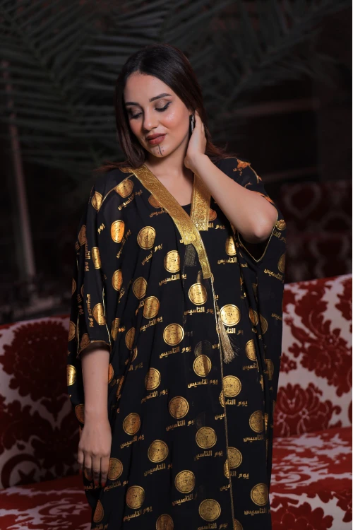 مشلح يوم التأسيس نسائي قماش شيفون لون أسود مفتوح برباط من الصدر بطباعة شعار وعبارة يوم التأسيس باللون الذهبي