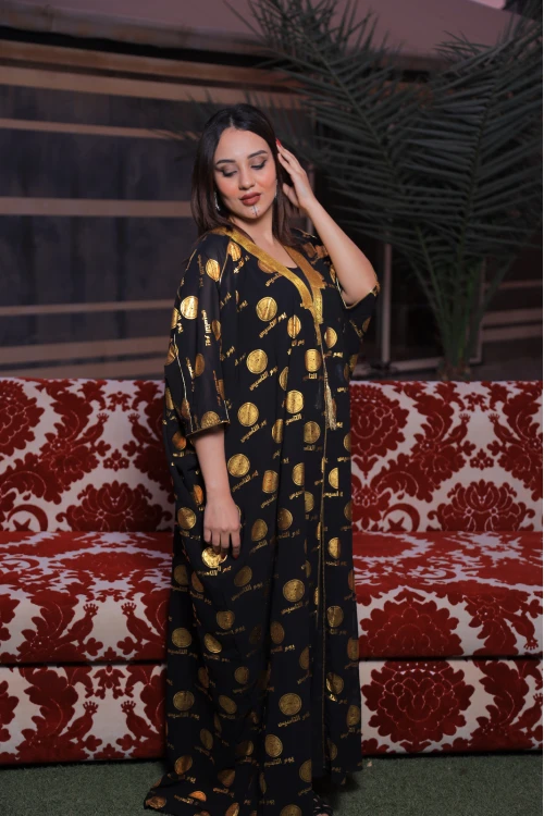 مشلح يوم التأسيس نسائي قماش شيفون لون أسود مفتوح برباط من الصدر بطباعة شعار وعبارة يوم التأسيس باللون الذهبي