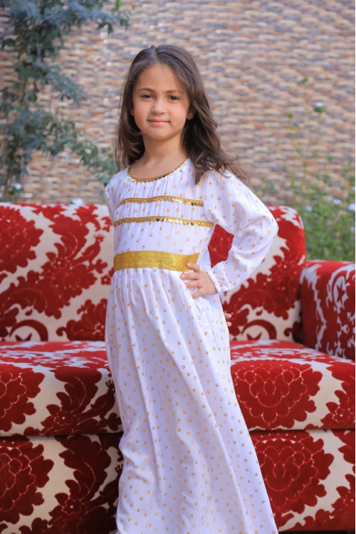 فستان تراثي بناتي أنيق 3 قطع لون أبيض بتطريز ونقاط لامعة باللون الذهبي مع عباية شفافة وطرحة  باللون الأسود