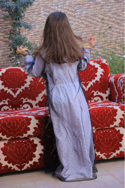 فستان تراثي بناتي أنيق 3 قطع لون أبيض بتطريز ونقاط لامعة باللون الذهبي مع عباية شفافة وطرحة  باللون الأسود