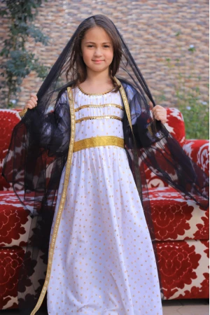 فستان تراثي بناتي أنيق 3 قطع لون أبيض بتطريز ونقاط لامعة باللون الذهبي مع عباية شفافة وطرحة  باللون الأسود 