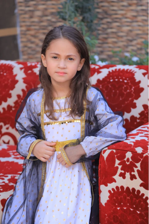 فستان تراثي بناتي أنيق 3 قطع لون أبيض بتطريز ونقاط لامعة باللون الذهبي مع عباية شفافة وطرحة  باللون الأسود