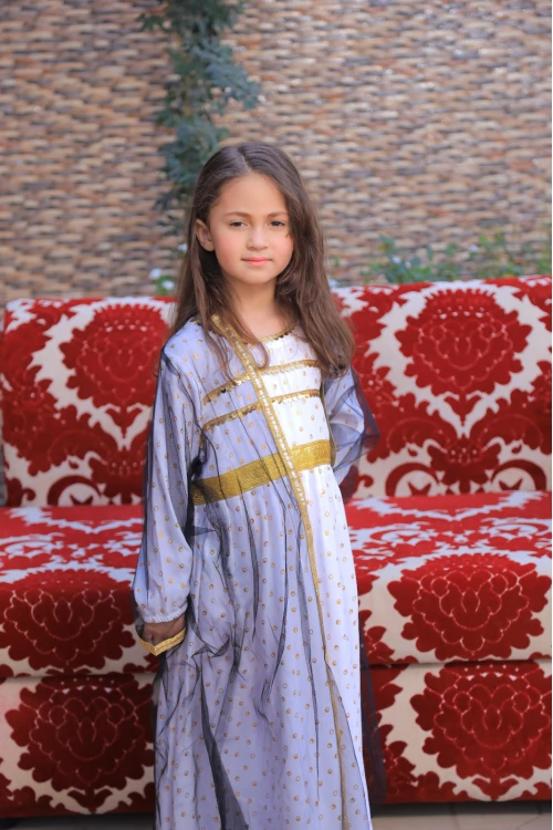 فستان تراثي بناتي أنيق 3 قطع لون أبيض بتطريز ونقاط لامعة باللون الذهبي مع عباية شفافة وطرحة  باللون الأسود