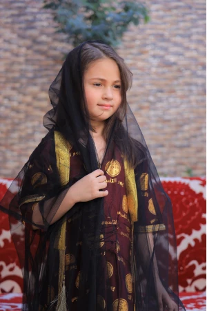 فستان يوم التأسيس بناتي ثلاث قطع لون عودي عليه شعار يوم التأسيس باللون الذهبي مع عباية شيفون اسود أطراف ذهبية و طرحة 