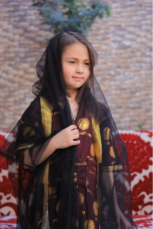 فستان يوم التأسيس بناتي ثلاث قطع لون عودي عليه شعار يوم التأسيس باللون الذهبي مع عباية شيفون اسود أطراف ذهبية و طرحة